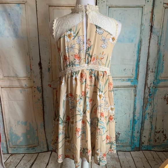 Floral lace shoulder dress - Picture 3 of 5